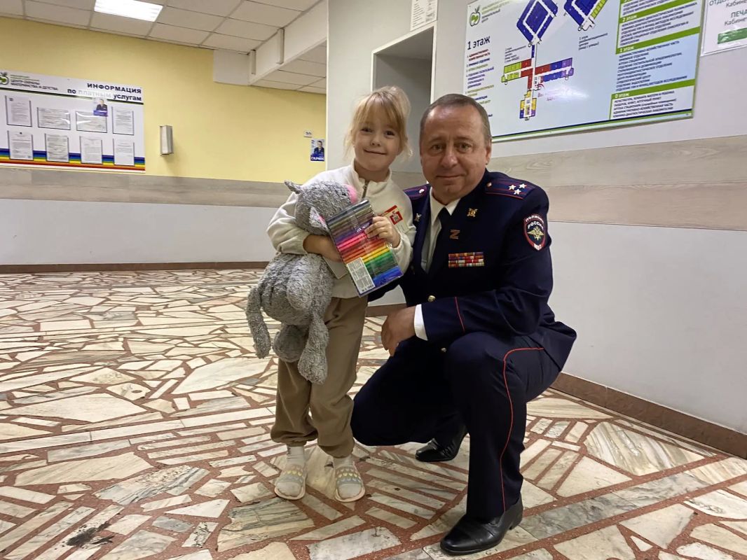 Сотрудники ГУ МВД России по краю поддержали детей, проходящих лечение Сотрудники ГУ МВД России по краю поддержали детей, проходящих лечение