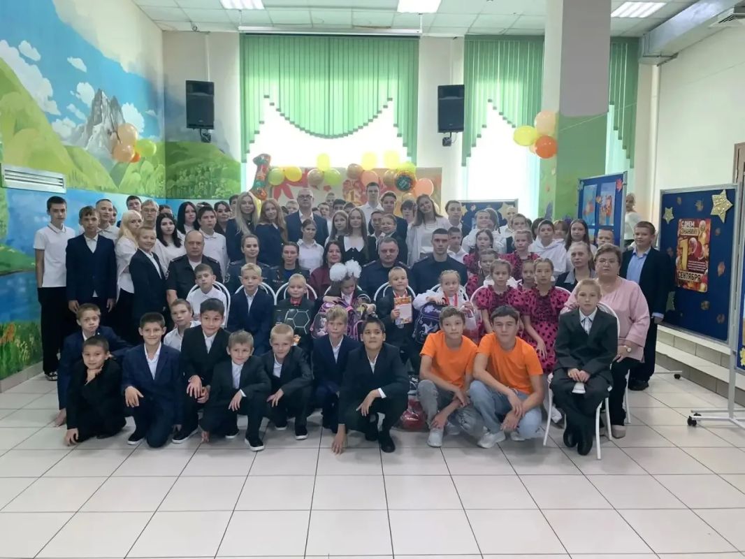 День знаний со знаком заботы: как полицейские помогли детям подготовиться к школе День знаний со знаком заботы: как полицейские помогли детям подготовиться к школе