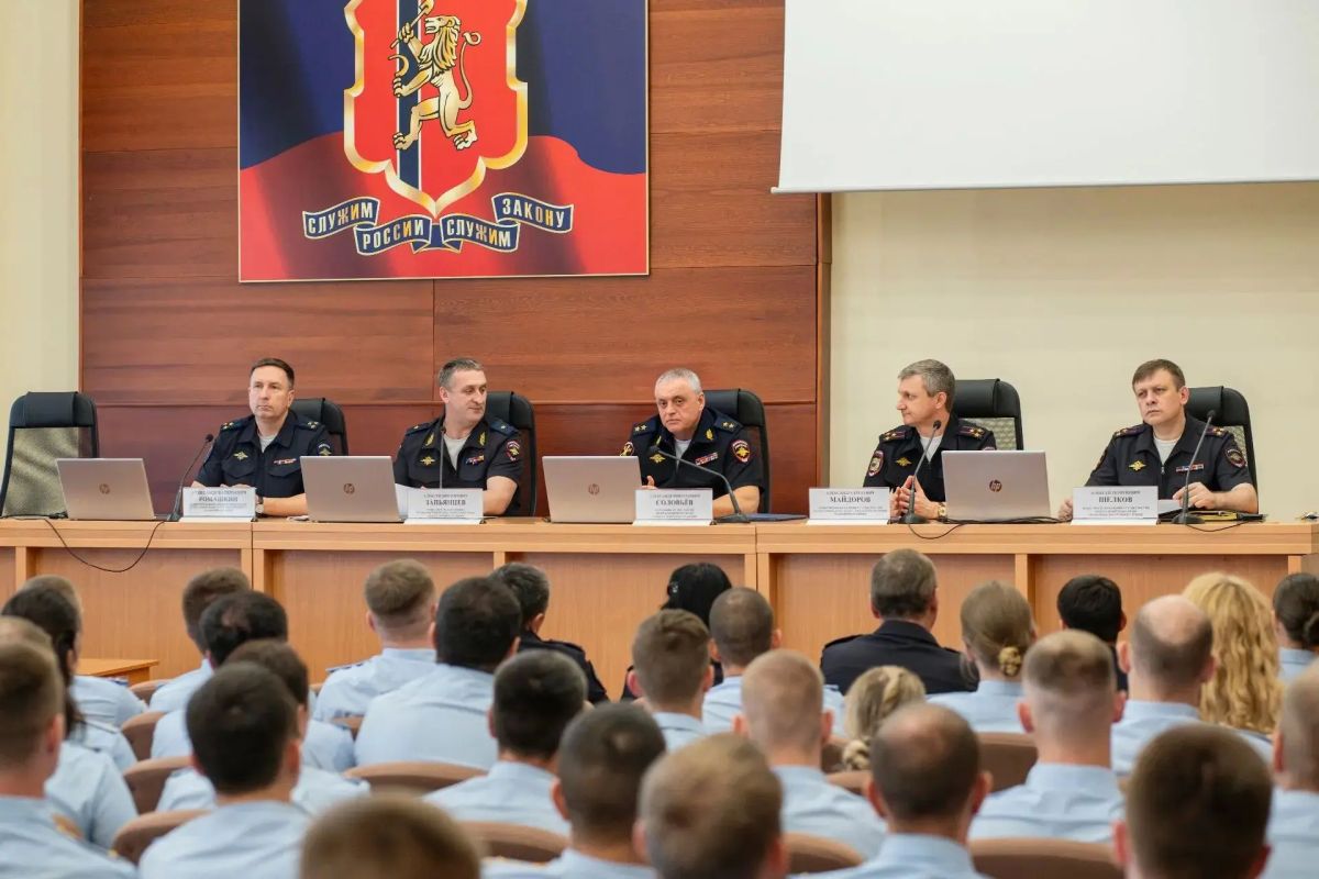 В зале коллегии ГУ МВД России по Красноярскому краю прошла встреча с выпускниками ведомственных вузов и их наставниками В зале коллегии ГУ МВД России по Красноярскому краю прошла встреча с выпускниками ведомственных вузов и их наставниками