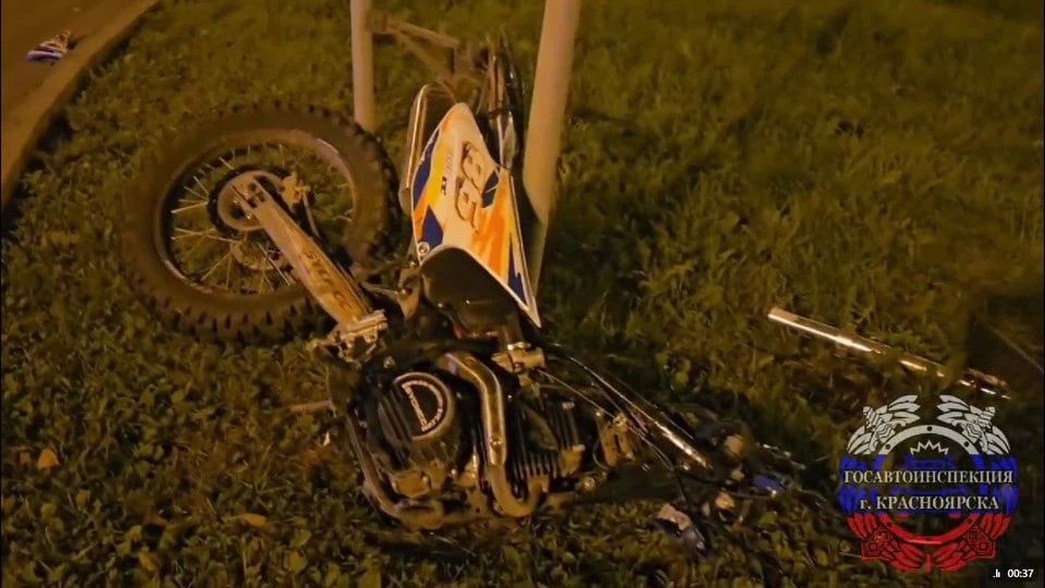 В Красноярске мотоциклист врезался в дорожный знак и погиб