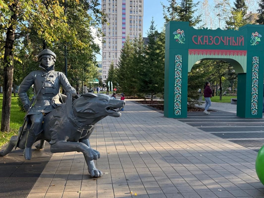 На правом берегу Красноярска на улице Матросова открыли обновлённый сквер «Сказочный»