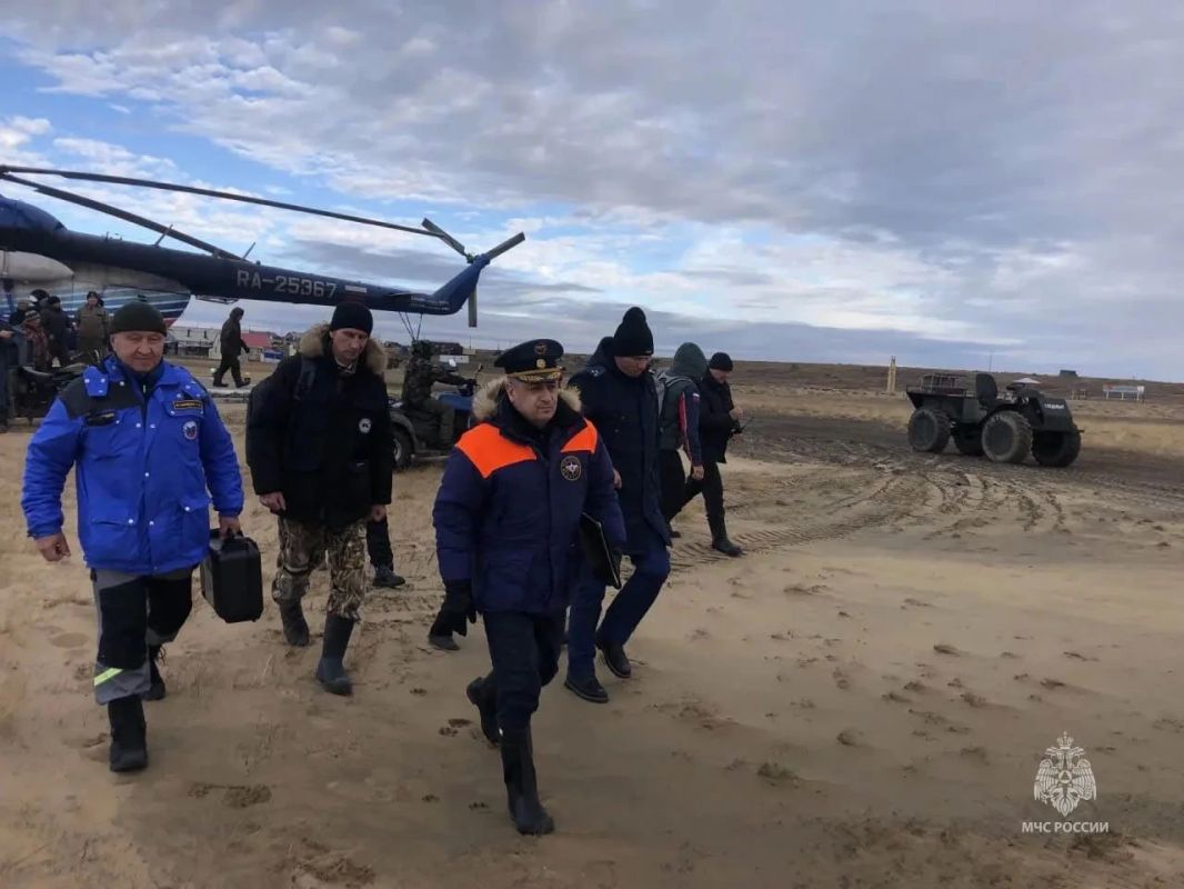 По поручению губернатора Михаила Котюкова рабочая группа во главе с начальником ГУ МЧС по краю Апрелем Агакишиевым прибыла в посёлок Сындасско, где произошёл разлив дизтоплива По поручению губернатора Михаила Котюкова рабочая группа во главе с начальником ГУ МЧС по краю Апрелем Агакишиевым прибыла в посёлок Сындасско, где произошёл разлив дизтоплива