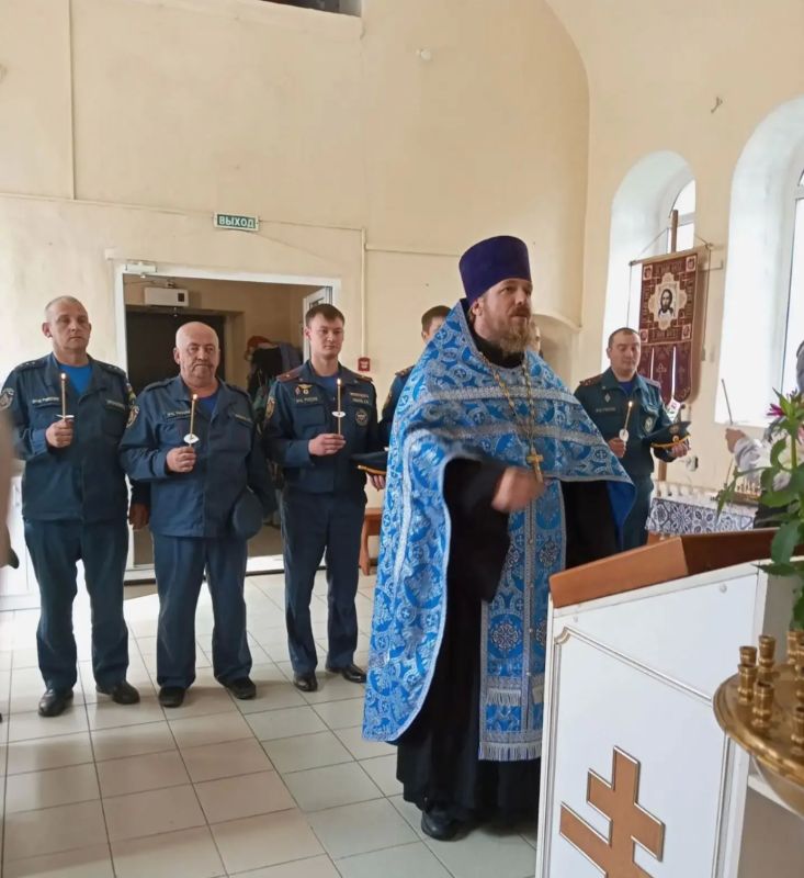 Сегодня - 17 сентября - в храме Архистрага Михаила состоялся молебен, посвященный празднованию иконы Божьей Матери Неопалимая купина, в котором приняли участие сотрудники 60-ой пожарно спасательной части