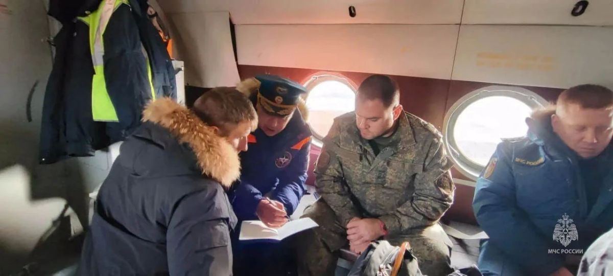 По поручению губернатора Михаила Котюкова рабочая группа во главе с начальником ГУ МЧС по краю Апрелем Агакишиевым прибыла в посёлок Сындасско, где произошёл разлив дизтоплива По поручению губернатора Михаила Котюкова рабочая группа во главе с начальником ГУ МЧС по краю Апрелем Агакишиевым прибыла в посёлок Сындасско, где произошёл разлив дизтоплива