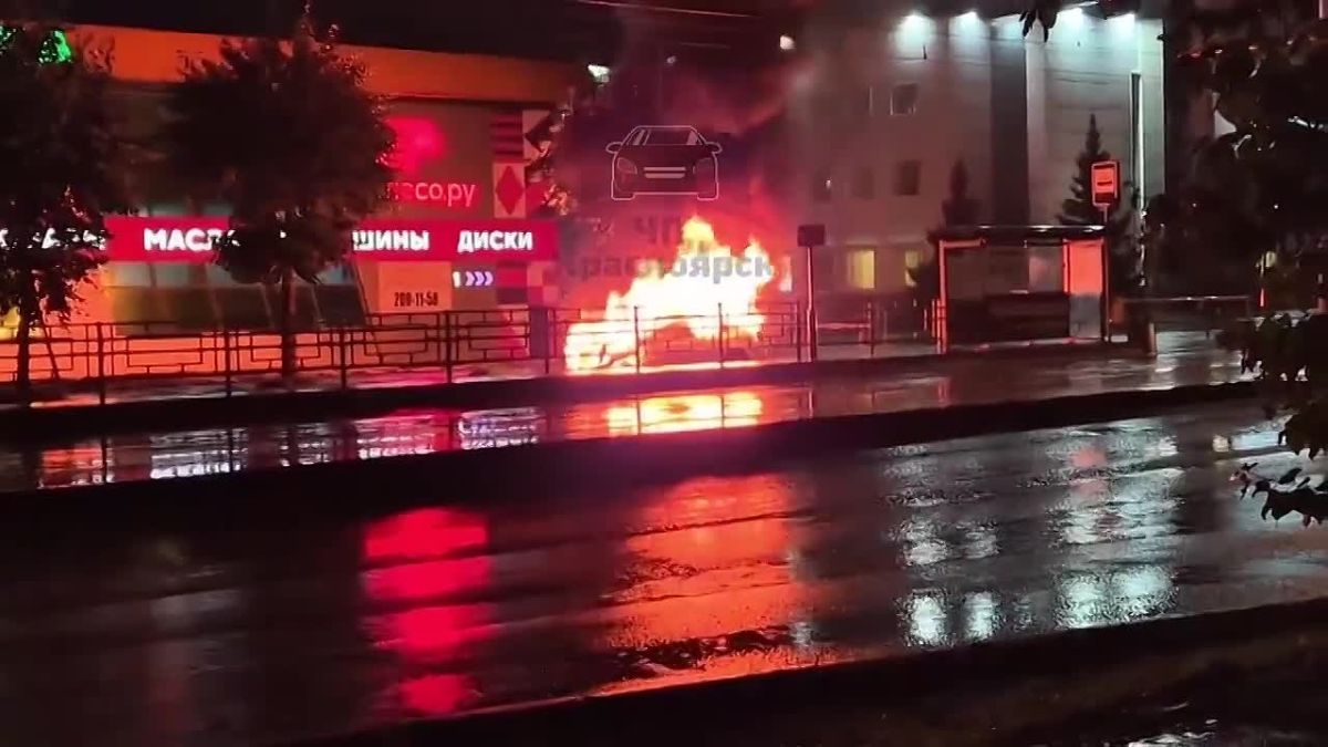 Вчера вечером на Красноярском рабочем, у остановки «Затон», иномарка протаранила «Ладу» и загорелась