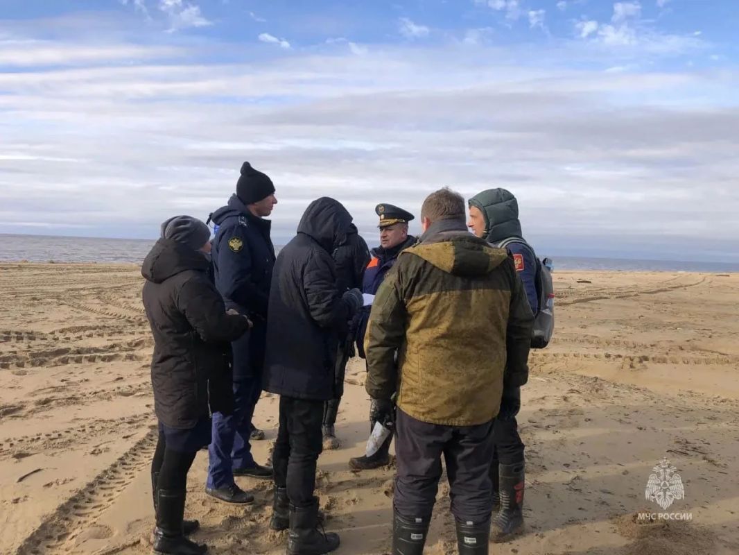 По поручению губернатора Михаила Котюкова рабочая группа во главе с начальником ГУ МЧС по краю Апрелем Агакишиевым прибыла в посёлок Сындасско, где произошёл разлив дизтоплива По поручению губернатора Михаила Котюкова рабочая группа во главе с начальником ГУ МЧС по краю Апрелем Агакишиевым прибыла в посёлок Сындасско, где произошёл разлив дизтоплива