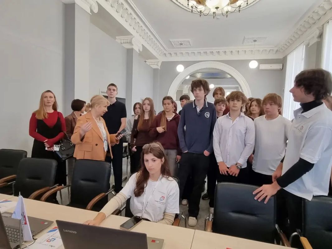 Школьники и студенты Красноярского края познакомились с работой Центра общественного наблюдения Школьники и студенты Красноярского края познакомились с работой Центра общественного наблюдения