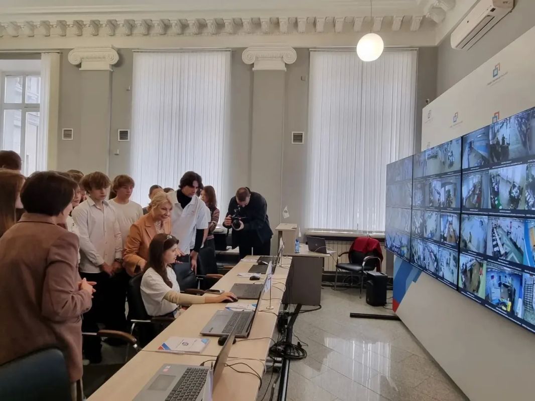 Школьники и студенты Красноярского края познакомились с работой Центра общественного наблюдения Школьники и студенты Красноярского края познакомились с работой Центра общественного наблюдения