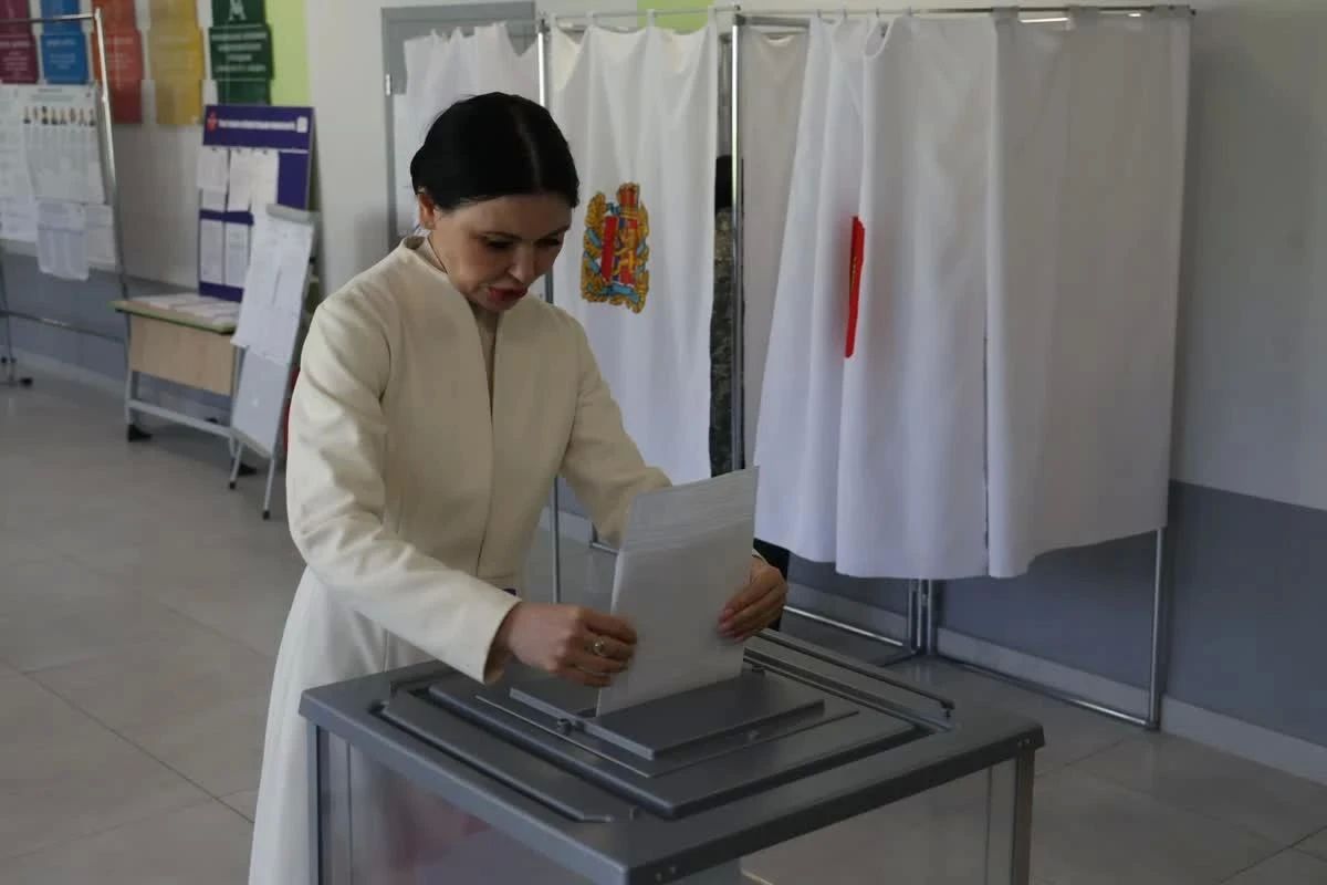 Ирина Иванова проголосовала в Октябрьском районе Красноярска Ирина Иванова проголосовала в Октябрьском районе Красноярска