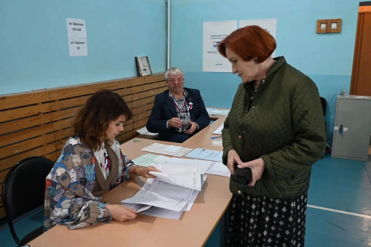 Выборы объединяют граждан. Депутат Законодательного Собрания Красноярского края Вера Оськина проголосовала сегодня на избирательном участке, расположенном в школе № 4 города Красноярска Выборы объединяют граждан. Депутат Законодательного Собрания Красноярского края Вера Оськина проголосовала сегодня на избирательном участке, расположенном в школе № 4 города Красноярска