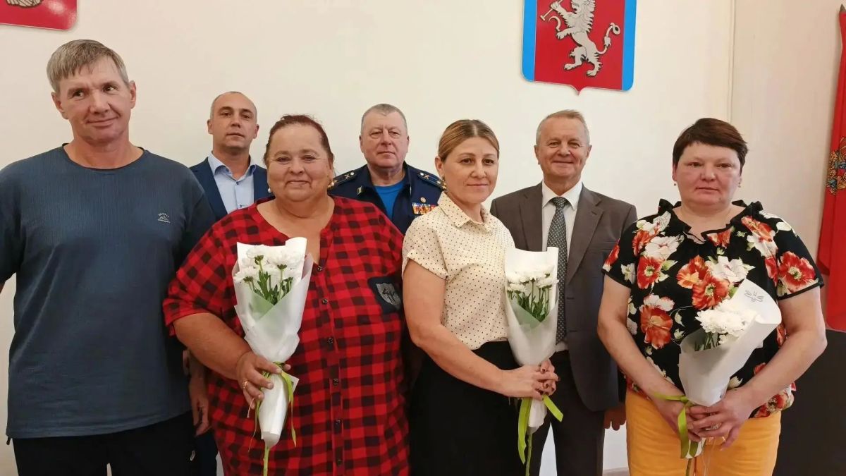 Новые квартиры для жителей: в Емельяновском округе вручили ключи от современного жилья Новые квартиры для жителей: в Емельяновском округе вручили ключи от современного жилья