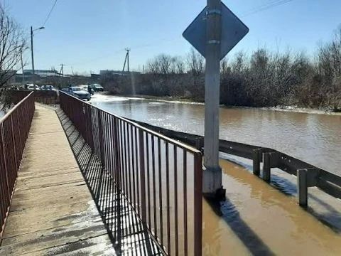 Деклараций нет, а вода найдёт дорогу: прокуратура через суд требует от администрации Шарыповского округа привести в порядок шесть дамб