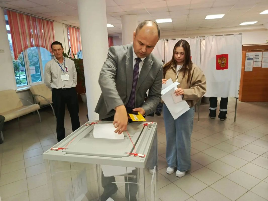 С самого утра пришёл на избирательный участок вместе с семьёй С самого утра пришёл на избирательный участок вместе с семьёй