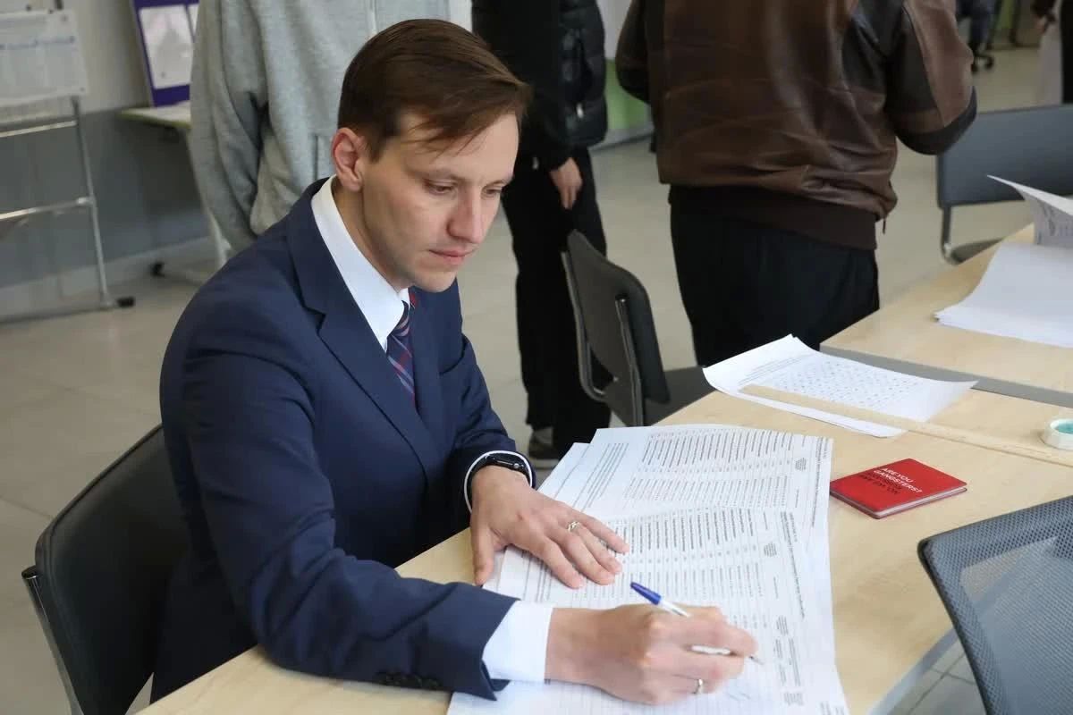 Илья Зайцев проголосовал с семьёй в гимназии «Академ» Илья Зайцев проголосовал с семьёй в гимназии «Академ»