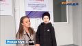 Взрослые приходят на избирательный участок голосовать
