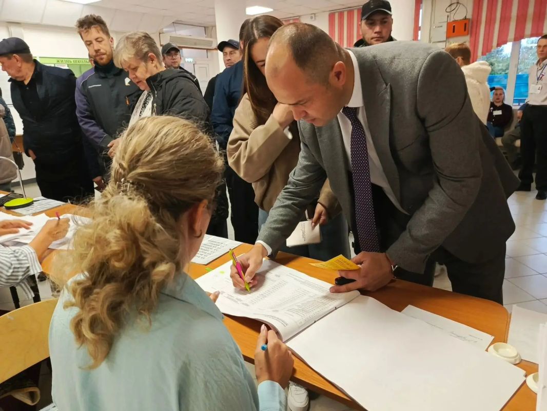 С самого утра пришёл на избирательный участок вместе с семьёй С самого утра пришёл на избирательный участок вместе с семьёй