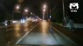 Момент аварии с "Жигулями" на Коммунальном мосту в Красноярске