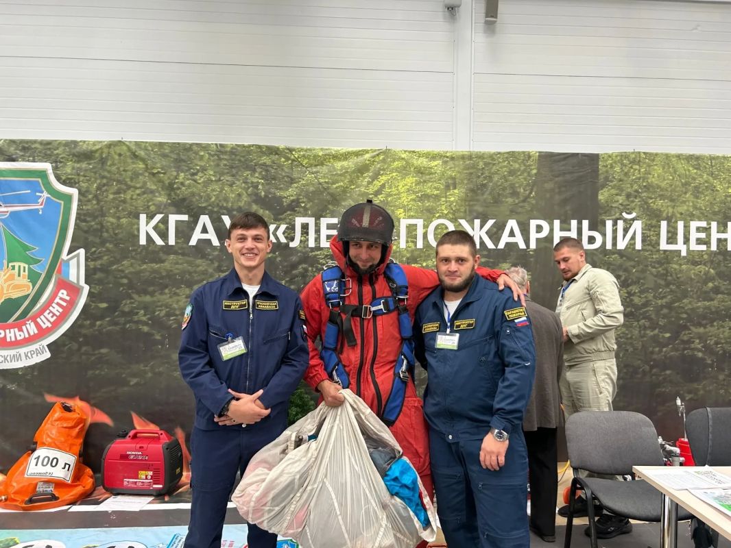 Сотрудники краевого Лесопожарного центра обучают посетителей выставки «Эксподрев -2026» правилам грамотного поведения в лесах