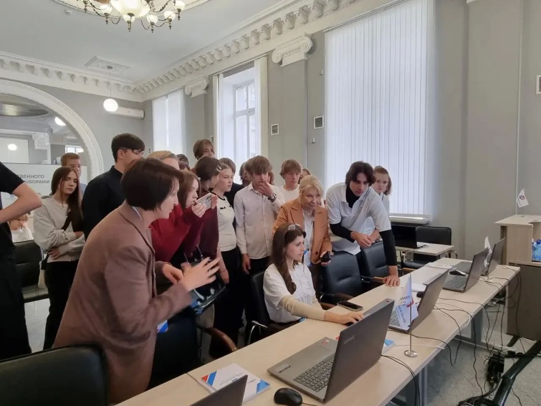 Школьники и студенты Красноярского края познакомились с работой Центра общественного наблюдения Школьники и студенты Красноярского края познакомились с работой Центра общественного наблюдения