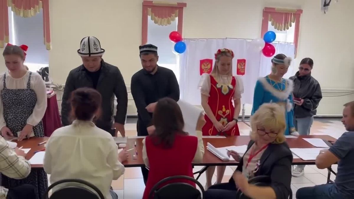 Молодые люди в Туре пришли на избирательный участок в национальных костюмах