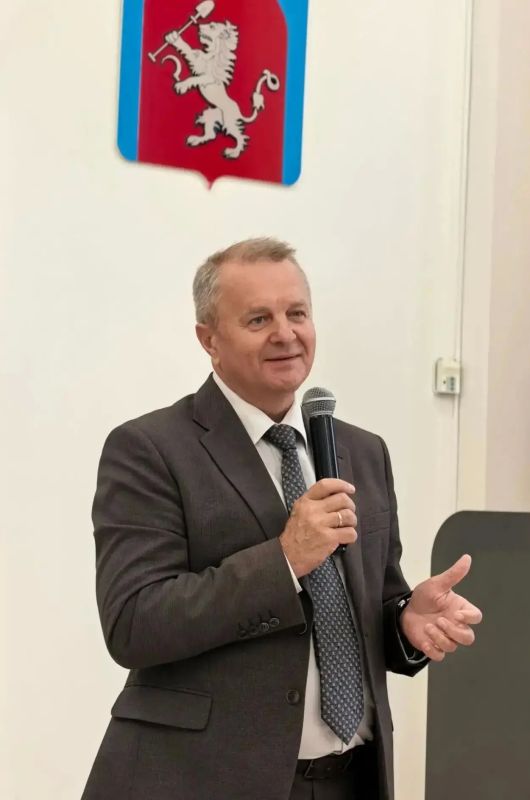 Новые квартиры для жителей: в Емельяновском округе вручили ключи от современного жилья Новые квартиры для жителей: в Емельяновском округе вручили ключи от современного жилья