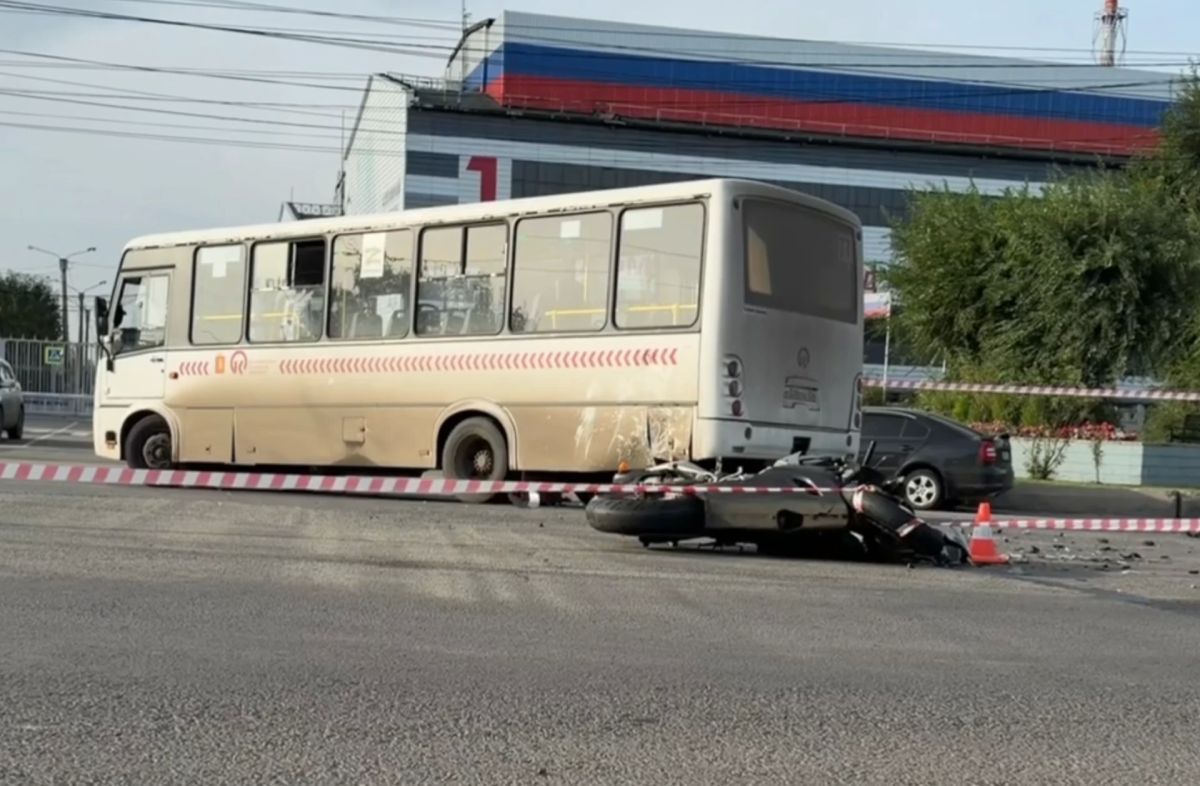 В Красноярске автобус сбил мотоциклиста — водитель погиб