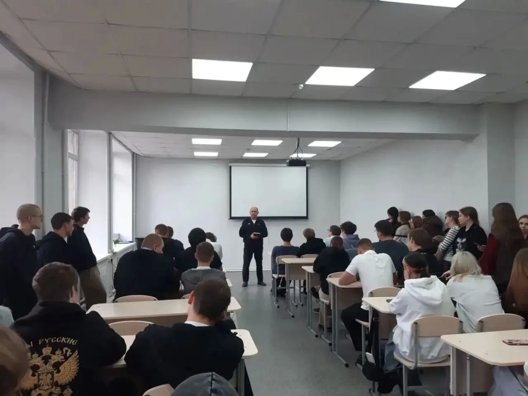 Служба в полиции: карьера, гарантии и безопасность — как прошли встречи с молодёжью Служба в полиции: карьера, гарантии и безопасность — как прошли встречи с молодёжью
