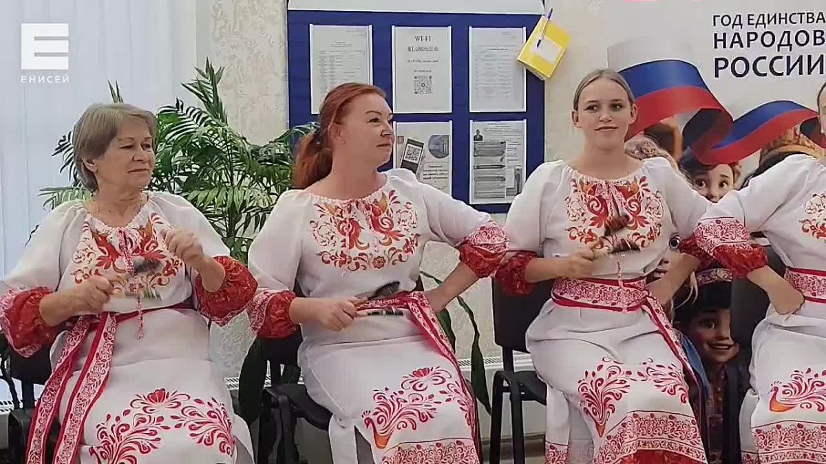 Ансамбль ложкарей зажигал вблизи избирательного участка в селе Галанино