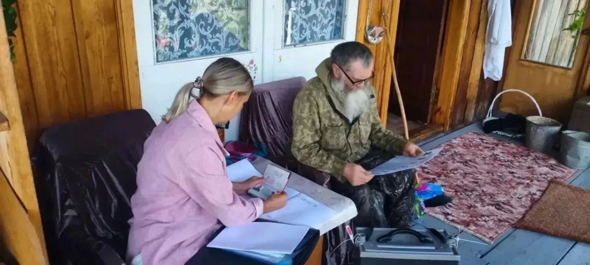 Приключение, Бирюса и выборы: избирательная комиссия добралась до жителей деревни Луговая с помощью УАЗа и моторной лодки Изначально моторную лодку привезли на специально оборудованном УАЗе Не один час по реке Бирюса... Приключение, Бирюса и выборы: избирательная комиссия добралась до жителей деревни Луговая с помощью УАЗа и моторной лодки Изначально моторную лодку привезли на специально оборудованном УАЗе Не один час по реке Бирюса...