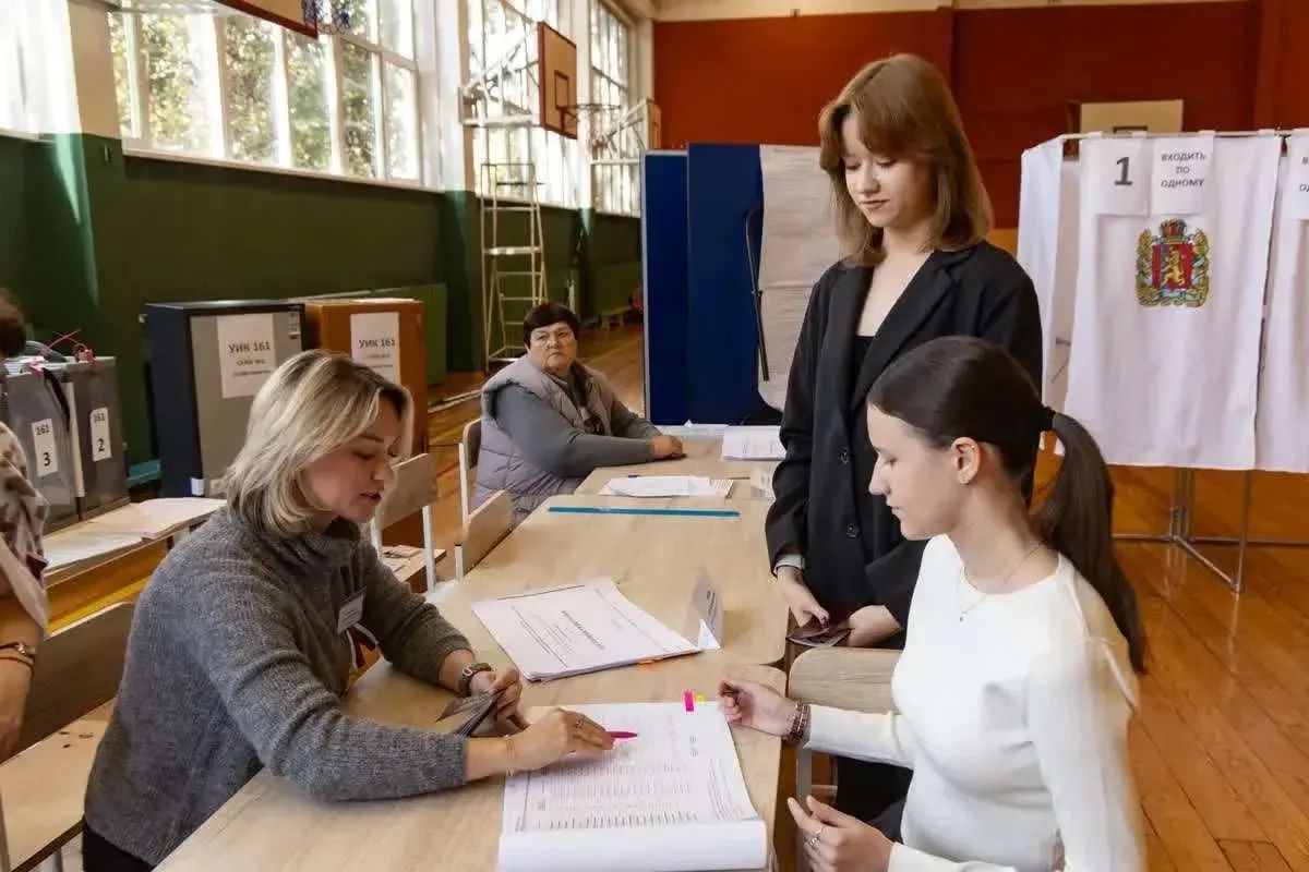 Впервые участвующая в голосовании молодежь делится впечатлениями