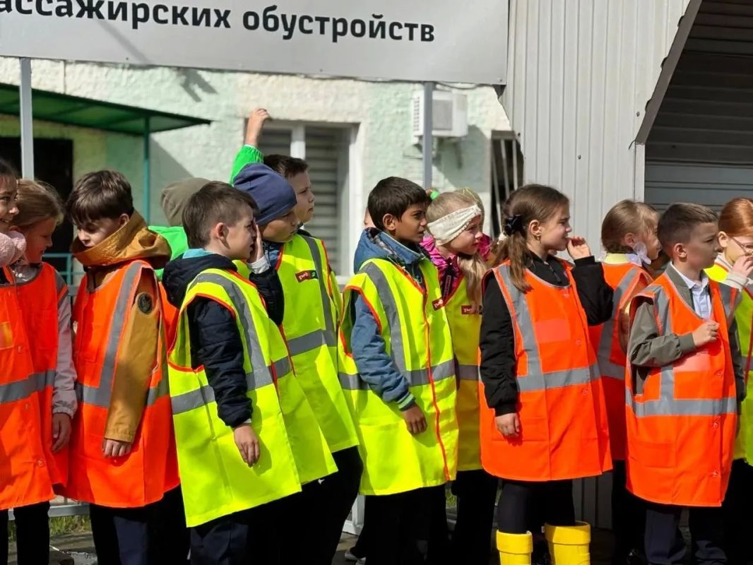 В Красноярске транспортные полицейские и железнодорожники провели экскурсию для школьников В Красноярске транспортные полицейские и железнодорожники провели экскурсию для школьников