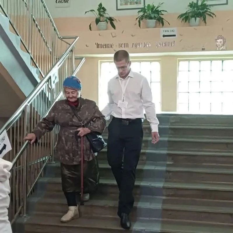За три дня голосования крайизбирком получил от организаторов выборов со всего края десятки фотографий о том, что интересного и яркого, доброго и трогательного происходило на избирательных участках За три дня голосования крайизбирком получил от организаторов выборов со всего края десятки фотографий о том, что интересного и яркого, доброго и трогательного происходило на избирательных участках