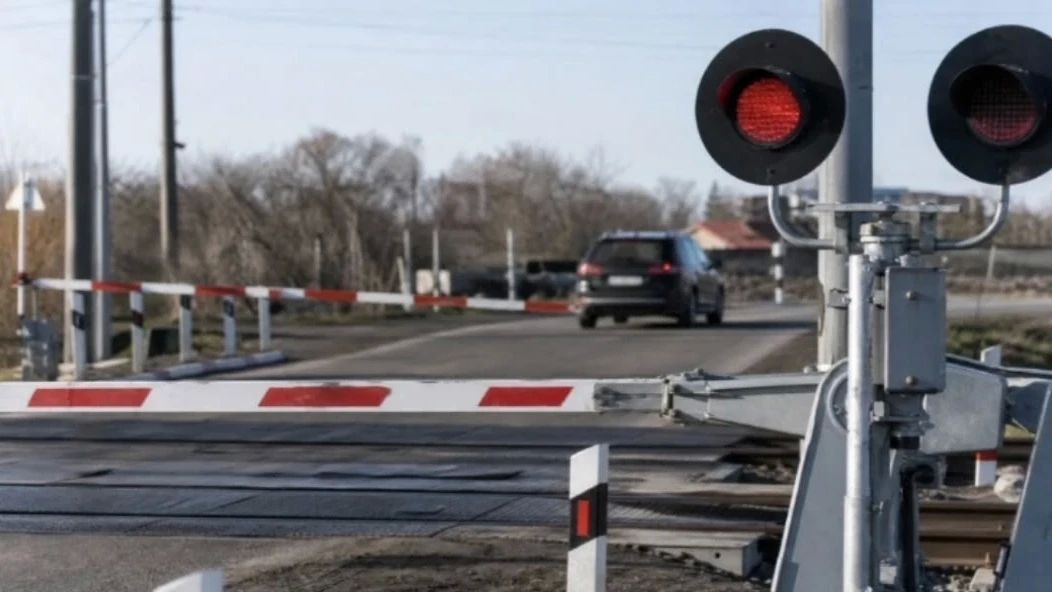 Внимание, автомобилисты!. В ночь с 24 на 25 сентября железнодорожный переезд на 4409 км перегона Ингашская–Тинская будет закрыт — с 23:00 до 7:00 здесь пройдёт капитальный ремонт