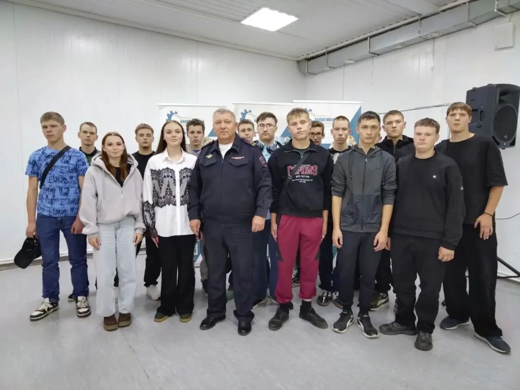 Правовая грамотность, безопасность и профориентация: полицейские встретились с молодежью Правовая грамотность, безопасность и профориентация: полицейские встретились с молодежью