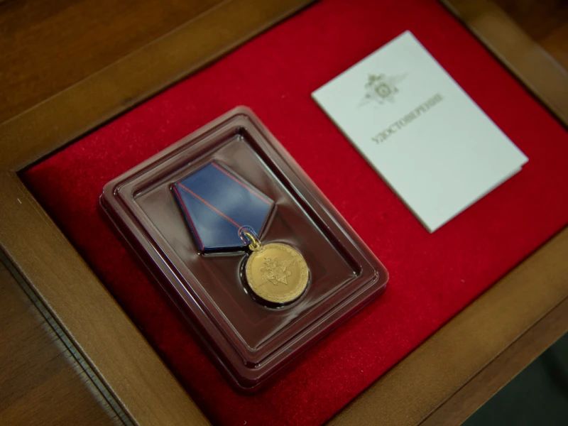 Начальник ГУ МВД России по Красноярскому краю генерал-лейтенант полиции Александр Соловьёв наградил отличившихся сотрудников