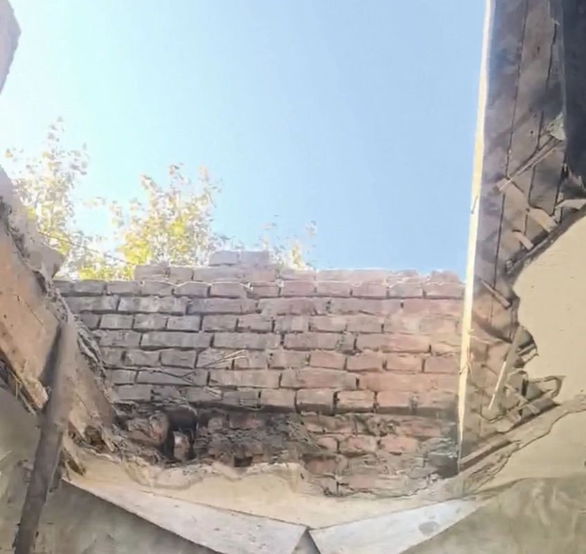 В Красноярске во время ремонта кровли многоэтажки обрушился потолок в квартире