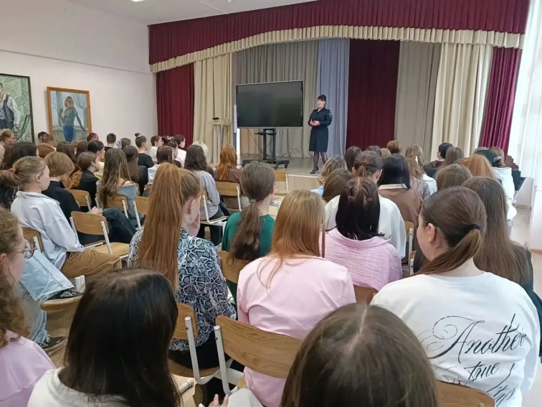Правовая грамотность, безопасность и профориентация: полицейские встретились с молодежью Правовая грамотность, безопасность и профориентация: полицейские встретились с молодежью