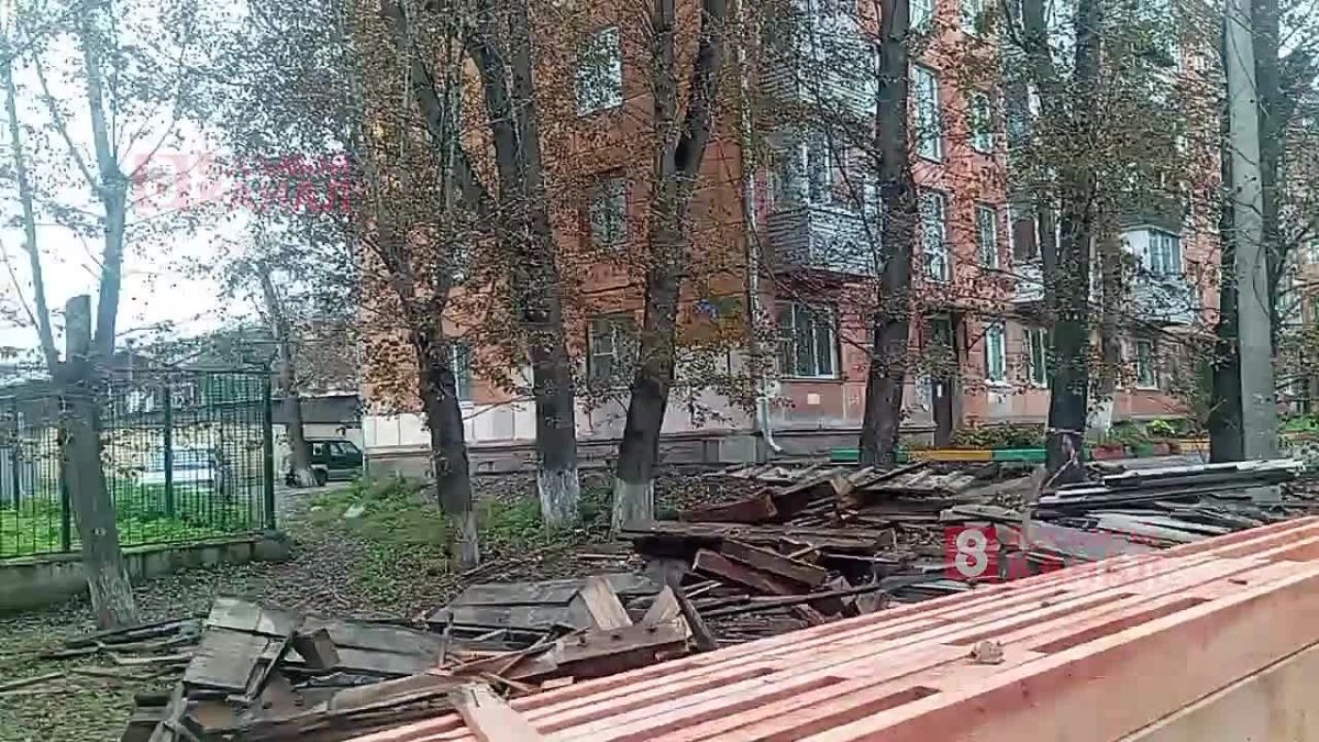 В Красноярске во время капитального ремонта крыши в одной из квартир на Мичурина рухнул потолок