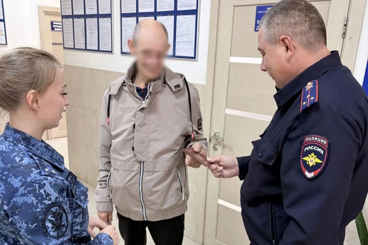 В г. Лесосибирске пять осужденных к принудительным работам получили новые паспорта взамен утраченных В г. Лесосибирске пять осужденных к принудительным работам получили новые паспорта взамен утраченных