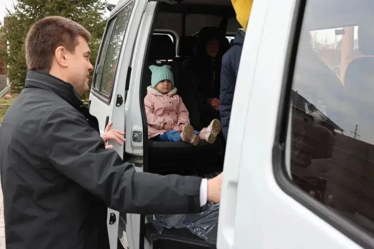В Красноярском крае с 1 января 2027 года появится новая системная мера поддержки: семьи, где родится седьмой или последующий ребёнок, смогут получить единовременную выплату на приобретение микроавтобуса