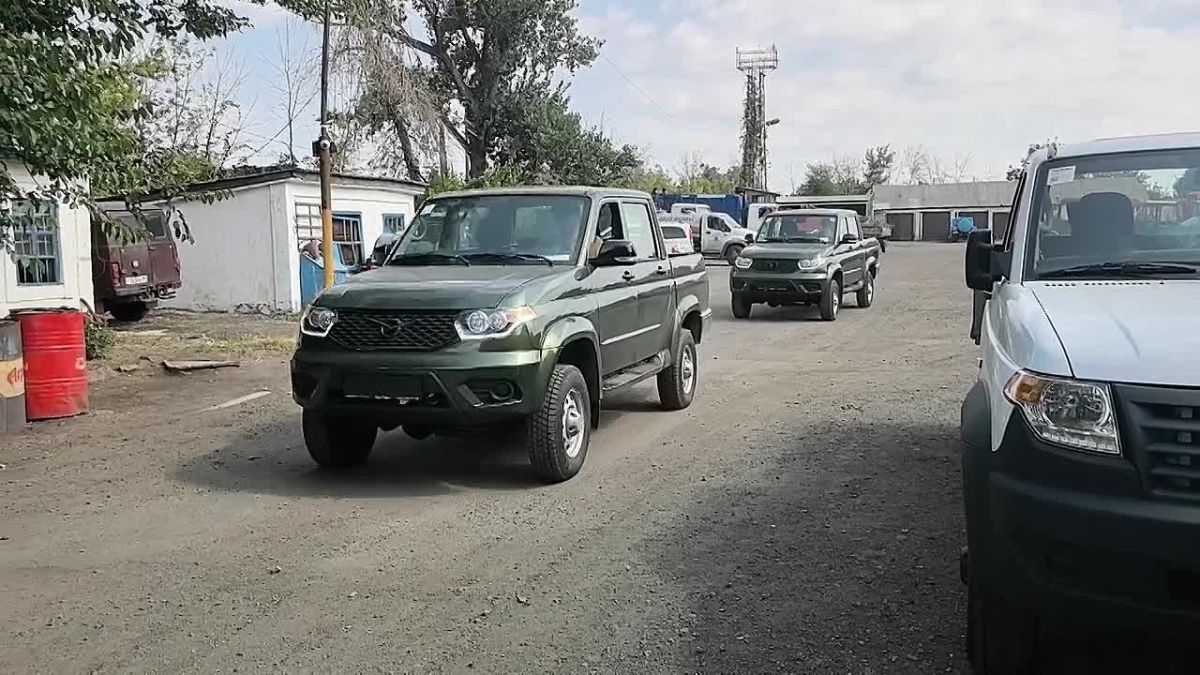 Новые пикапы УАЗ доставлены из Красноярского края и переданы нашим бойцам