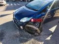 В Красноярске на пересечении Медицинского переулка и улицы Свердловской автомобиль «Тойота Приус» угодил в дорожную яму