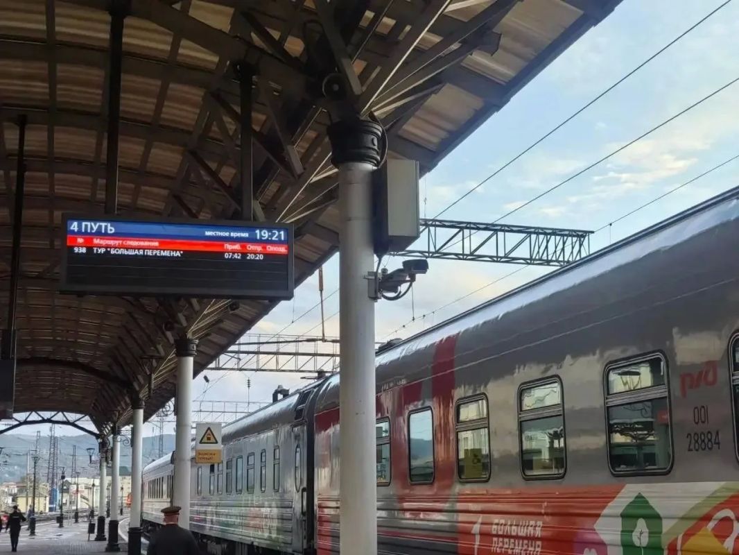 В Красноярске, Новосибирске и Омске транспортные полицейские встретили победителей Всероссийского проекта «Большая перемена», путешествующих специальным поездом через всю страну