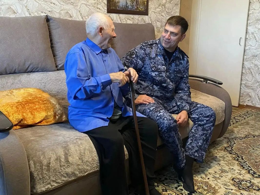 Начальник ГУФСИН генерал-лейтенант внутренней службы Антон Ефаркин посетил ветерана Великой Отечественной войны Леонида Петровича Иванькова