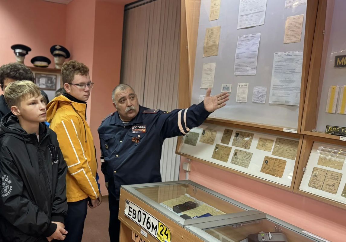 В рамках «Недели дорожной безопасности» учащиеся школы №3 посетили красноярский полк ДПС В рамках «Недели дорожной безопасности» учащиеся школы №3 посетили красноярский полк ДПС