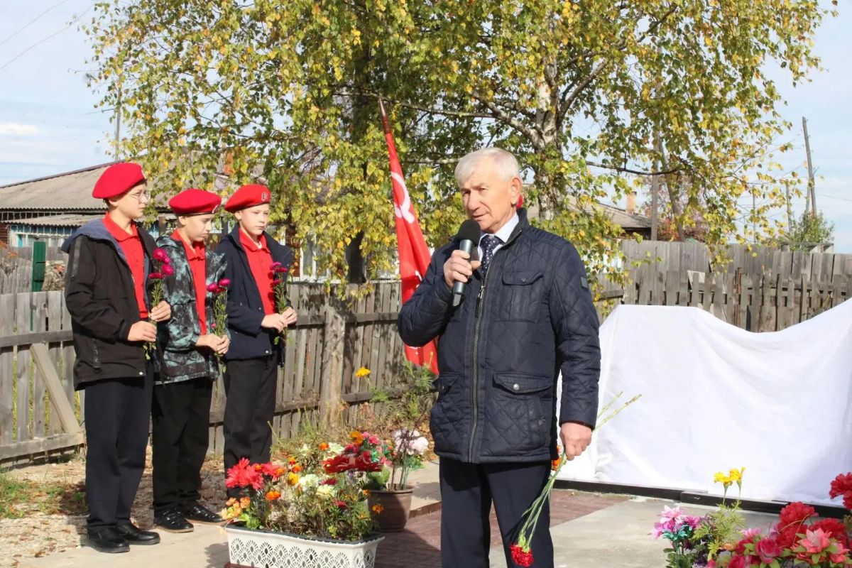 В посёлке Омском Казачинско-Пировского округа открыли памятную плиту участникам СВО В посёлке Омском Казачинско-Пировского округа открыли памятную плиту участникам СВО