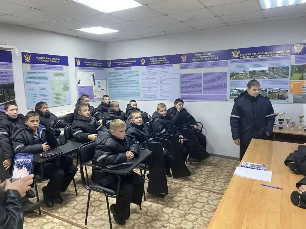 Сотрудники кинологического отделения Канской воспитательной колонии встретились с кадетами Канского морского кадетского корпуса Сотрудники кинологического отделения Канской воспитательной колонии встретились с кадетами Канского морского кадетского корпуса