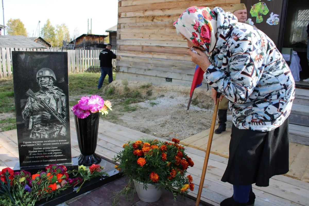 В посёлке Омском Казачинско-Пировского округа открыли памятную плиту участникам СВО