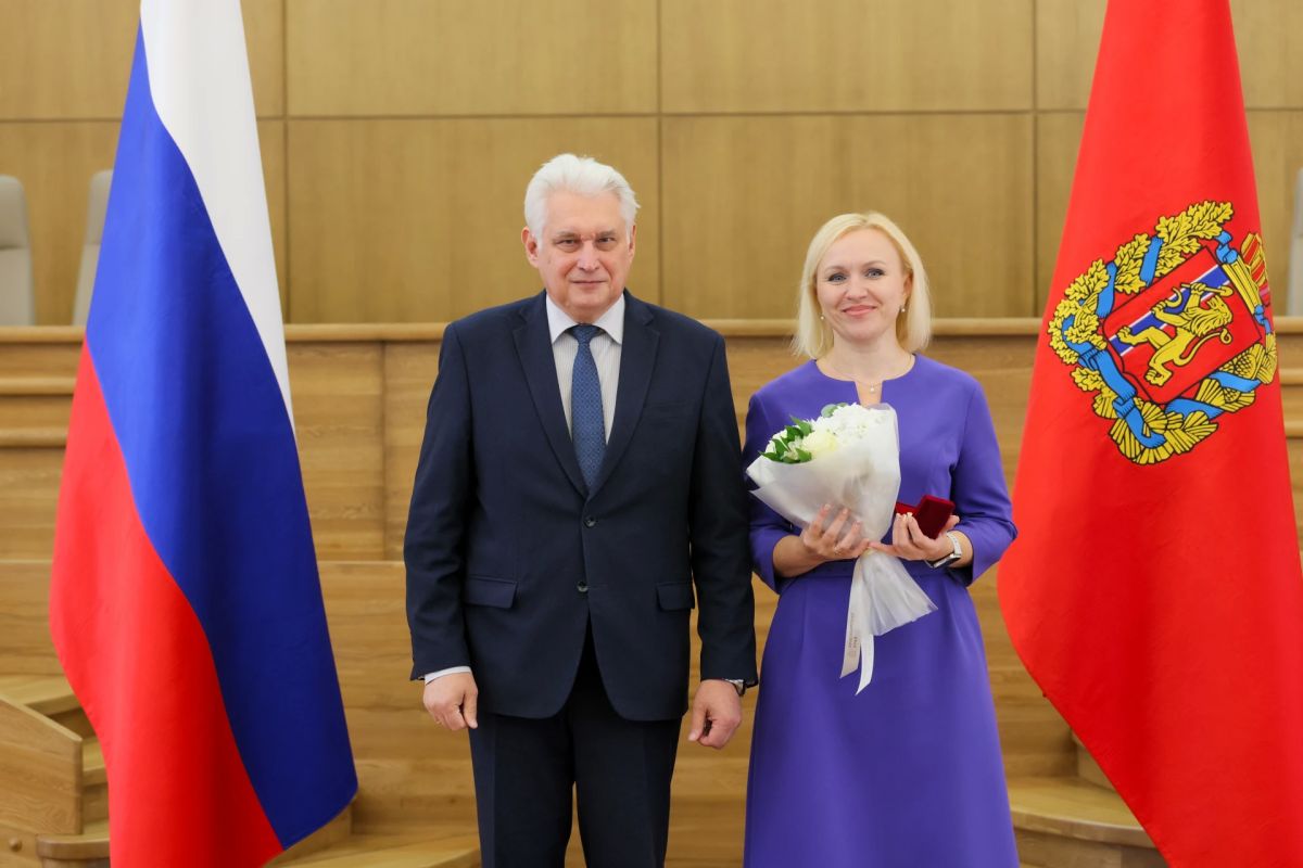 Сегодня в Большом зале Правительства края состоялась торжественная церемония награждения Сегодня в Большом зале Правительства края состоялась торжественная церемония награждения
