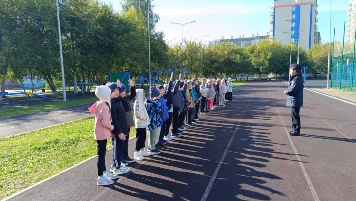Автоинспекторы посетили школу № 24 Советского района краевого центра и провели профилактическое занятие в классе школьника, получившего травму в ДТП накануне